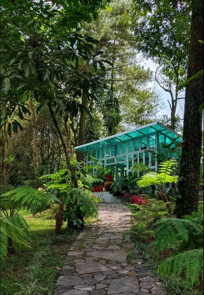 Rumah kaca di ujung jalan setapak batu