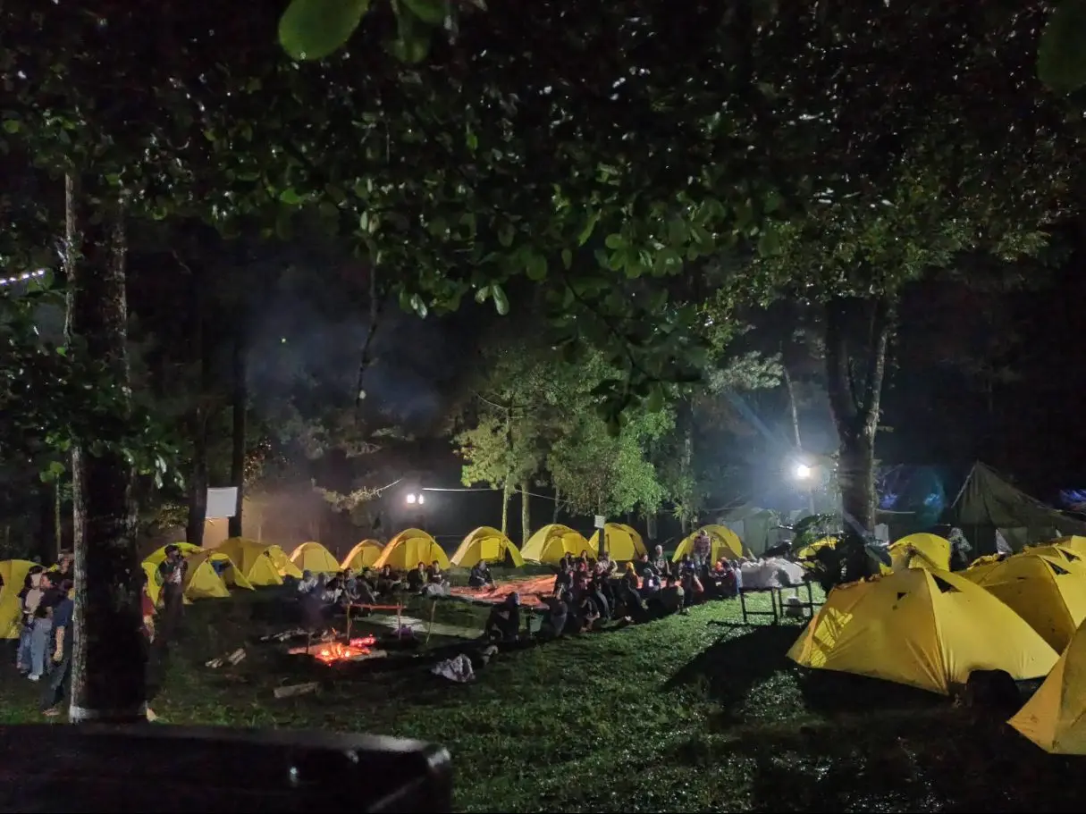 Perkemahan bercahaya di malam hari