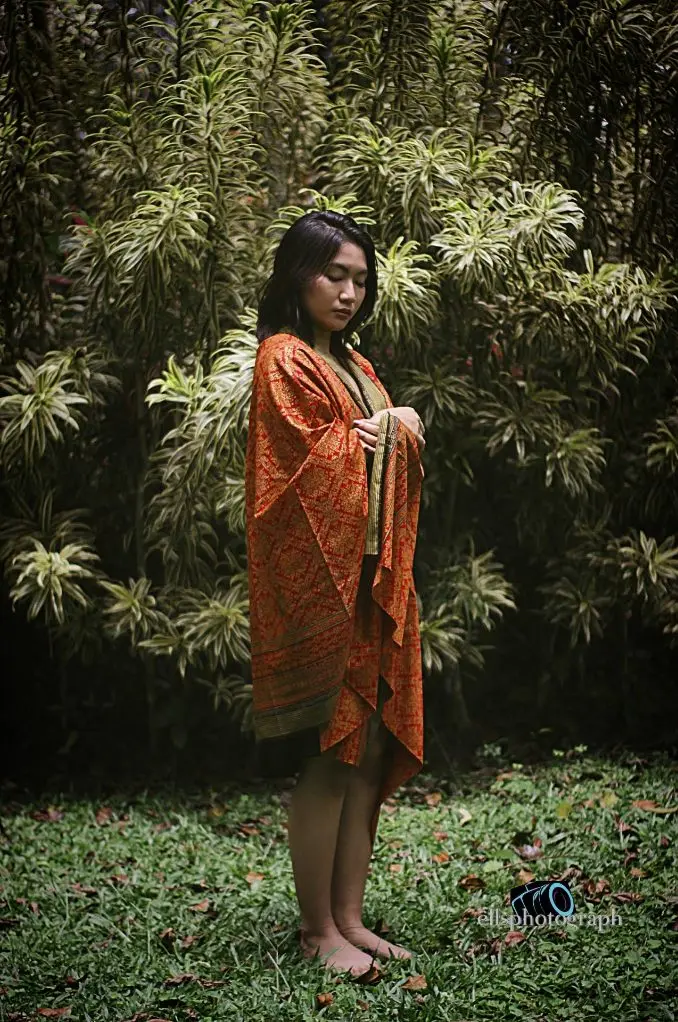 Potret berbatik di antara pakis