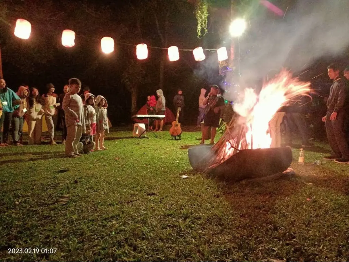 Malam api unggun di sebuah gathering