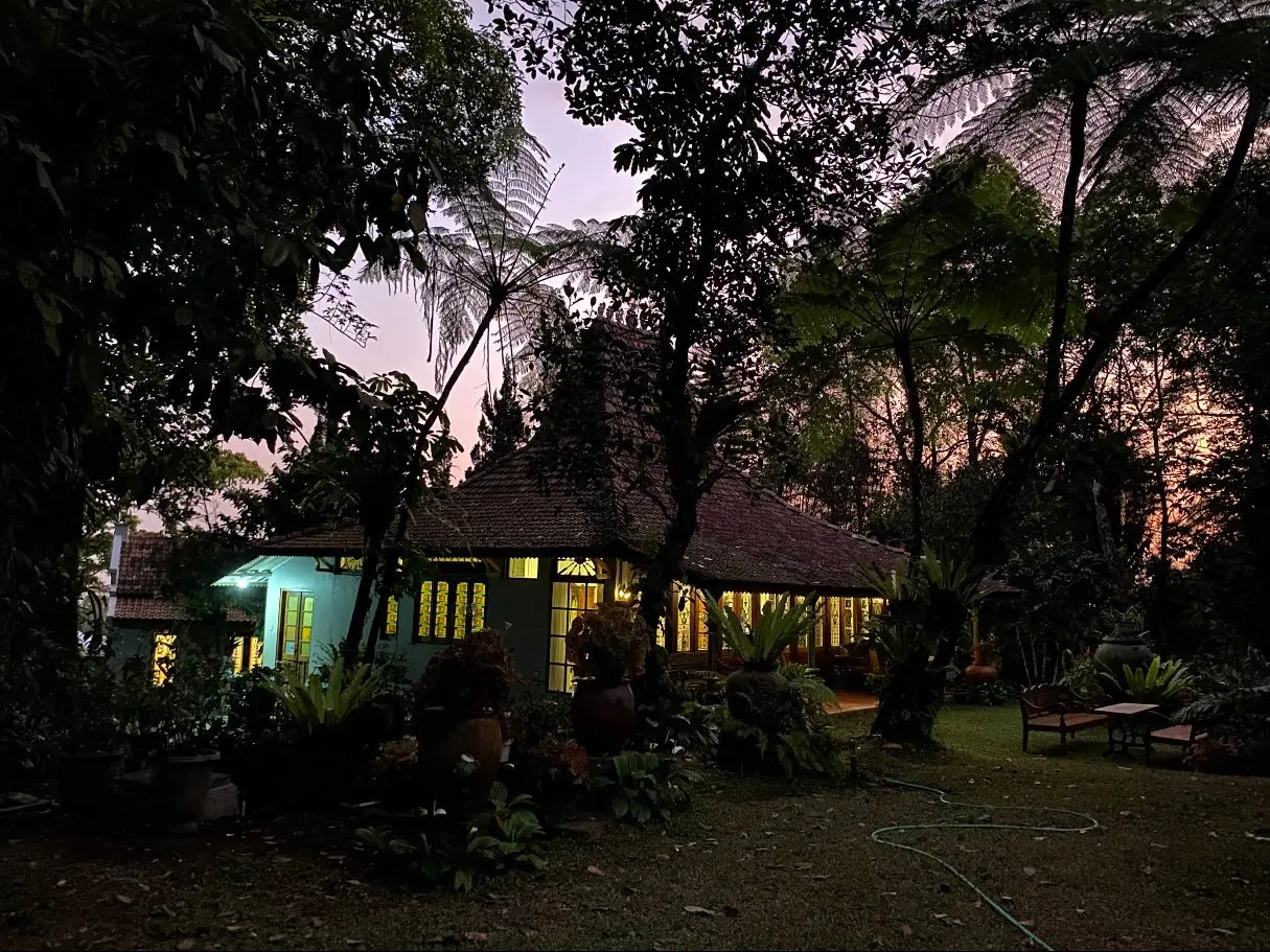 Vila bercahaya di kala senja