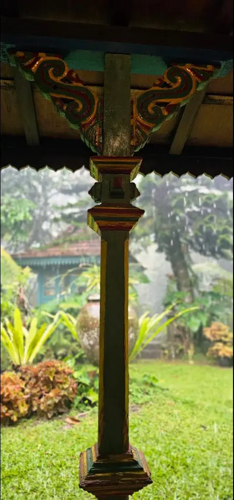 Detail ukiran saka jati