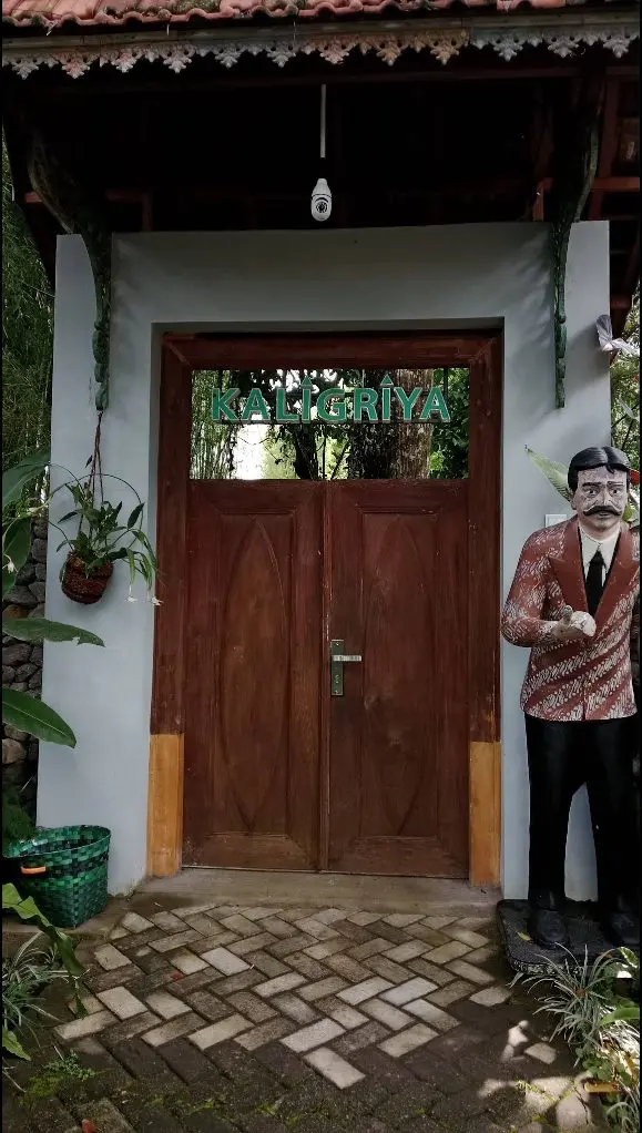 Pintu masuk dan patung berbatik